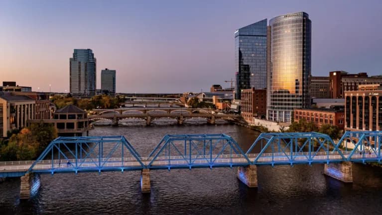 Plumber providing plumbing service in Grand Rapids, MI